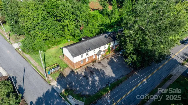 a view of a yard with plants