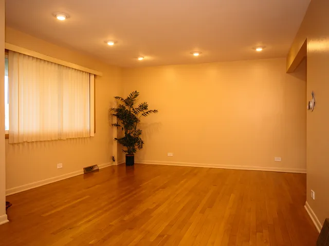 $359,000 | 9404 Hamlin Avenue, Des Plaines, IL 60016