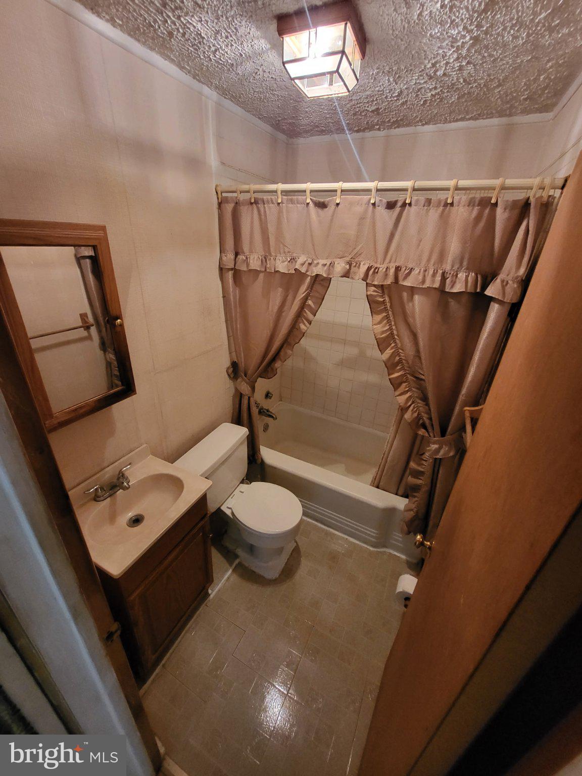 15 Riverside Road Baltimore, MD 21221 - Photo 7 of 9 Cozy bathroom with vintage charm.