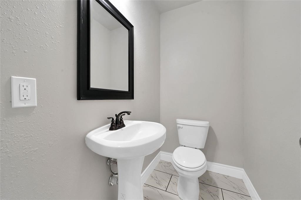 3541 Rebecca Street Houston, TX 77021 - Photo 12 of 24 Powder room/Half bath