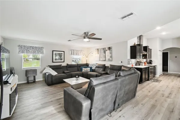 a view of a livingroom with furniture and a ceiling fan
