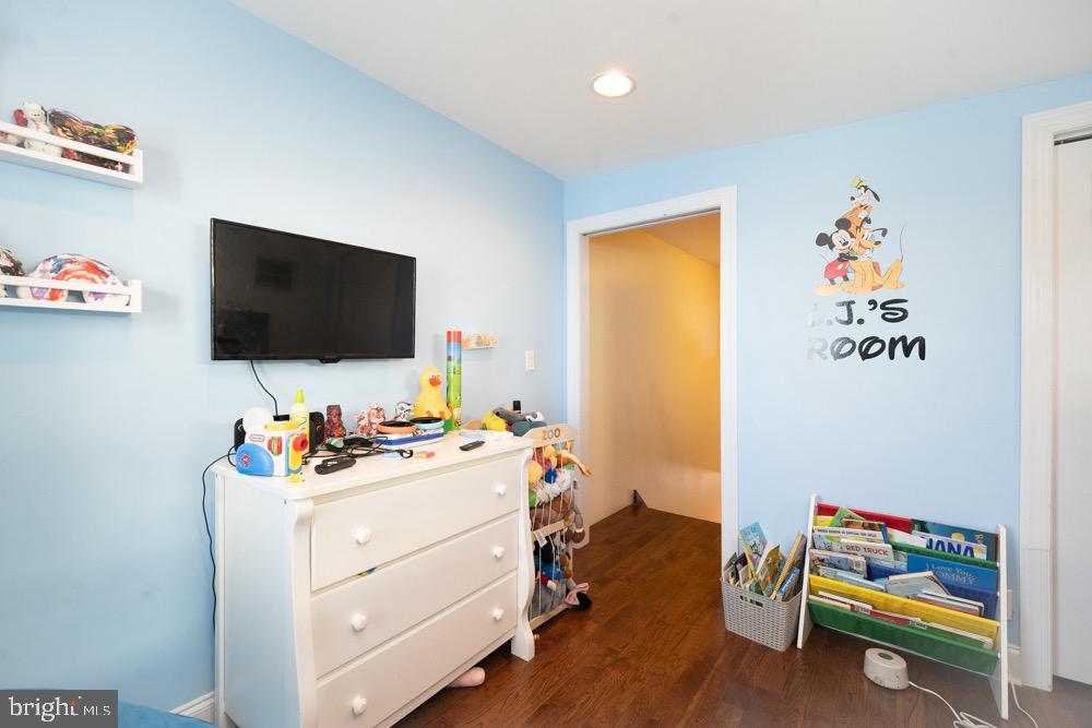 237 Mifflin Street Philadelphia, PA 19148 - Photo 10 of 15 Back Bedroom