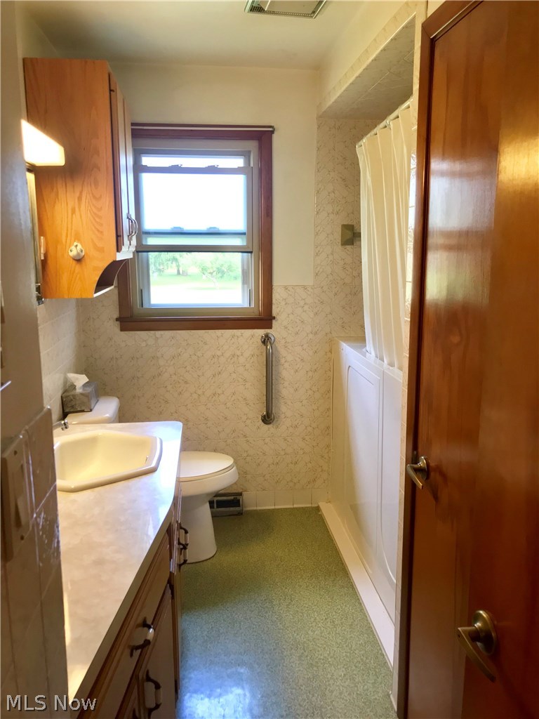 9111 Shepard Road Macedonia, OH 44056 - Photo 18 of 21 Generously sized bathroom includes large vanity, linen closet and walk-in tub.