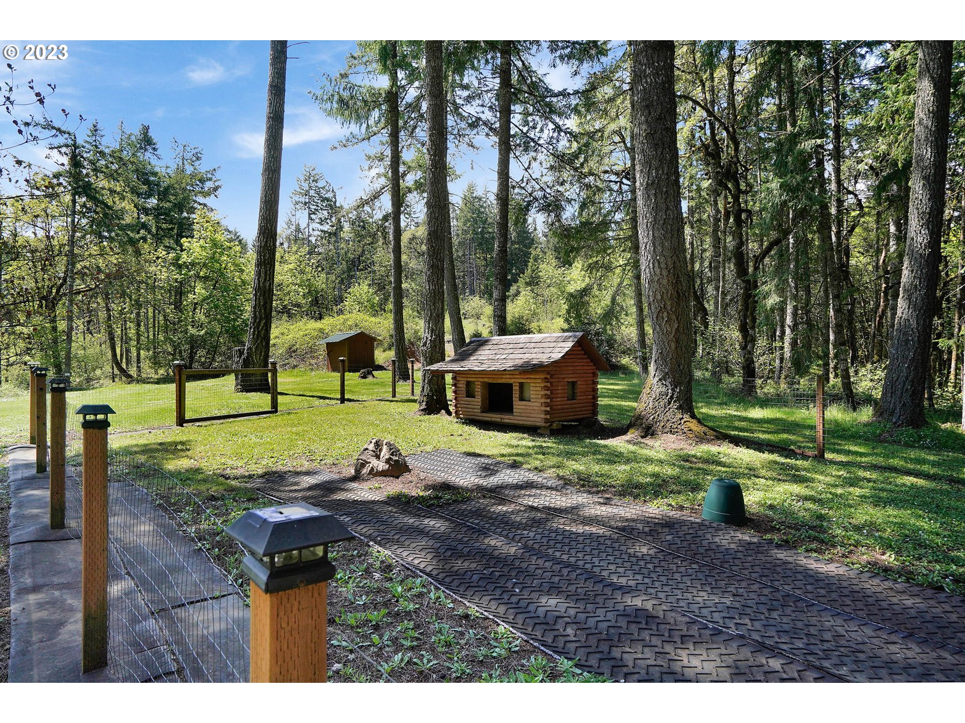 5625 Cooper Hollow Road Dallas, OR 97338 - Photo 33 of 48 a view of a backyard with trees