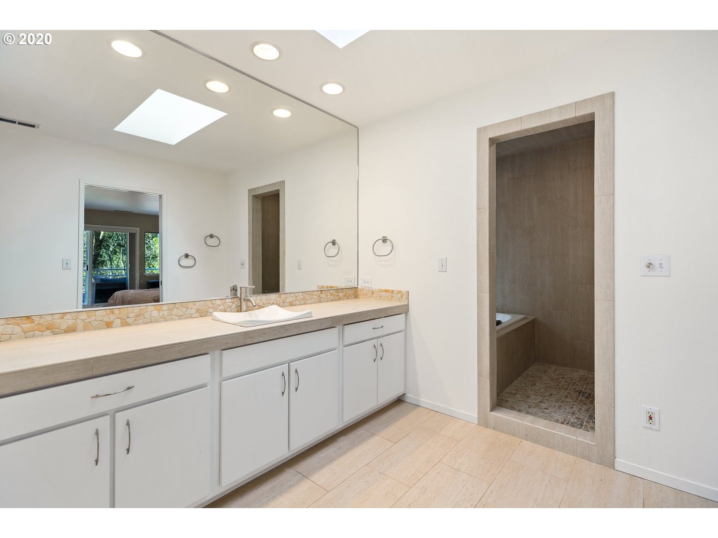 802 Southwest Terwilliger Place Portland, OR 97239 - Photo 20 of 32 Gallery Image 20