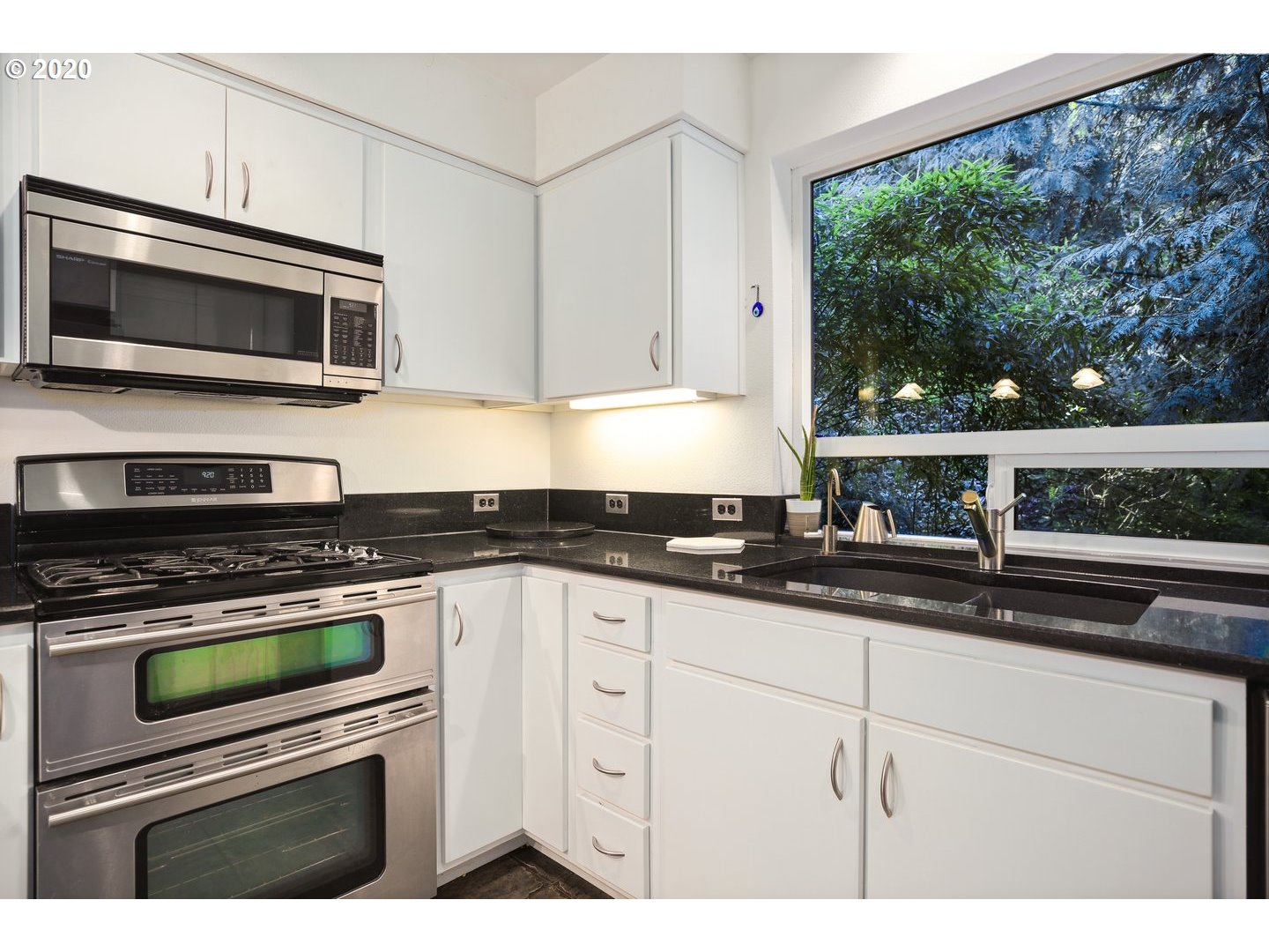 802 Southwest Terwilliger Place Portland, OR 97239 - Photo 10 of 32 Gallery Image 10