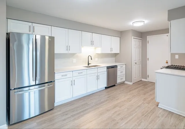 $3,160 | 1910 Chestnut Avenue, Unit C206, Glenview, IL 60025