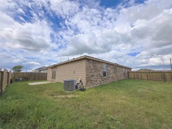 $2,000 | 380 Stonegate Drive, Katy, TX 77493