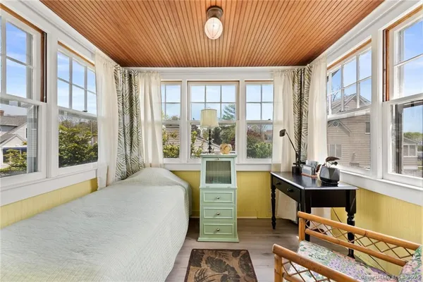 a black and white photo of a book shelf
