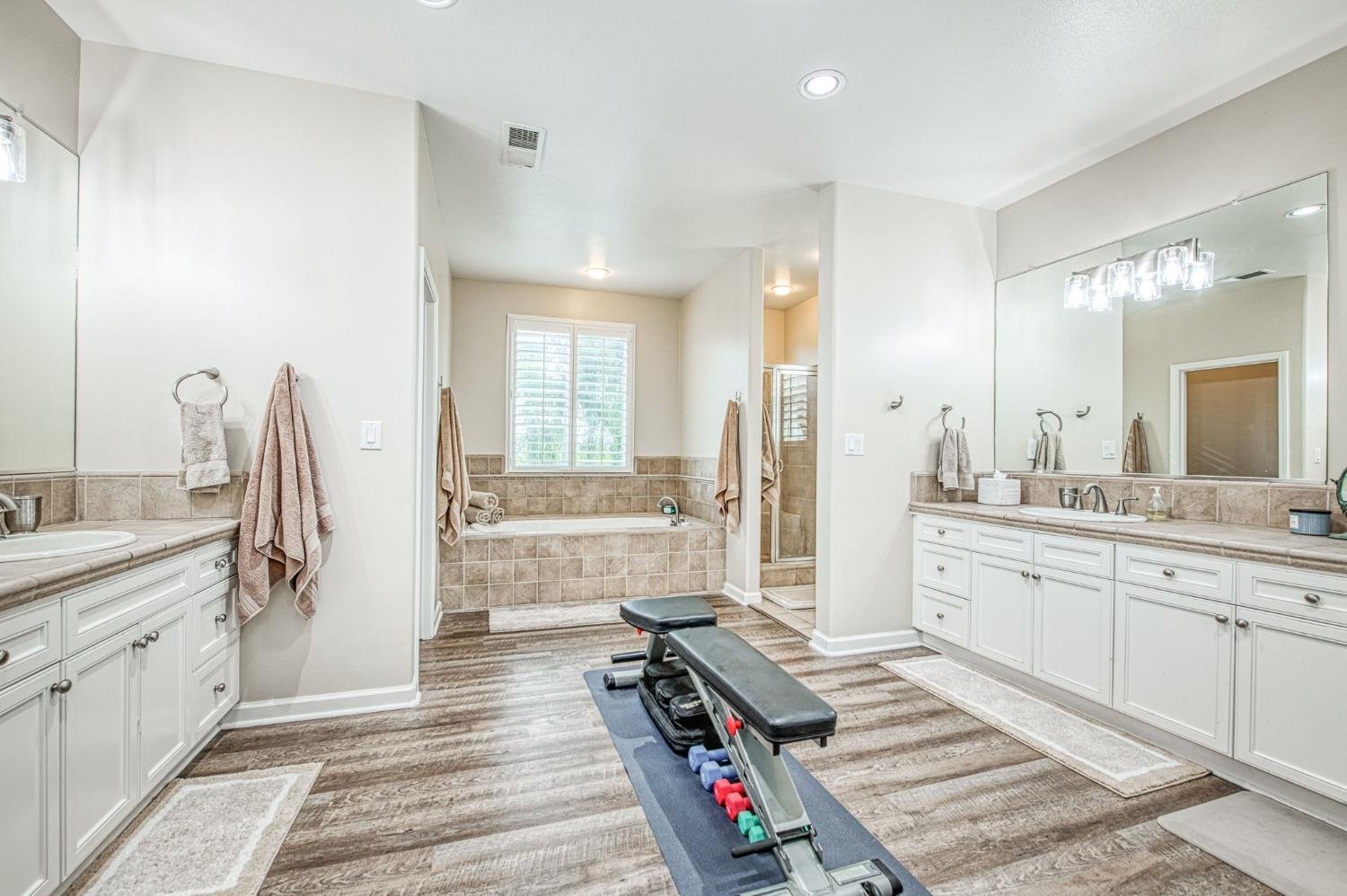 4626 North Arrow Ridge Way Clovis, CA 93619 - Photo 44 of 79 Upstairs Master Bath