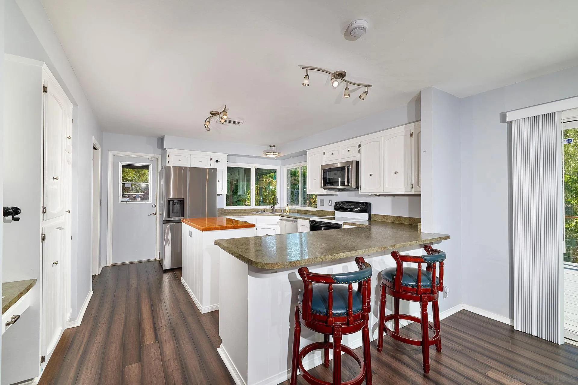 15260 Vali Hai Road Poway, CA 92064 - Photo 5 of 40 a large kitchen with a table and chairs