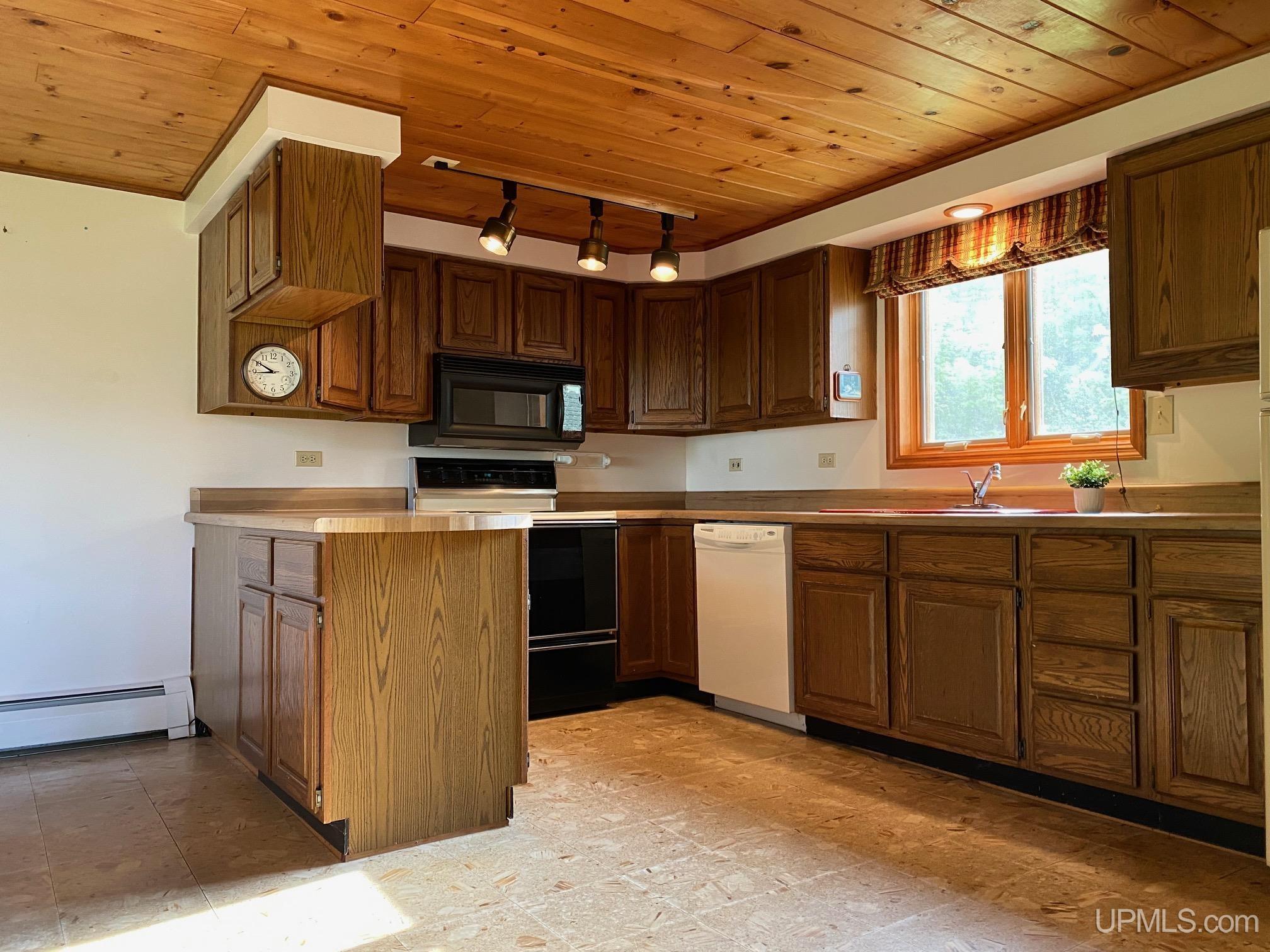 58261 5th Street Calumet, MI 49913 - Photo 9 of 54