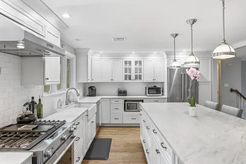 $1,298,000 | 15 Harvard Drive, Bedford, MA 01730
