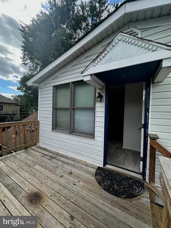 $2,100 | 806 18th Street South, Unit 2, Arlington, VA 22202