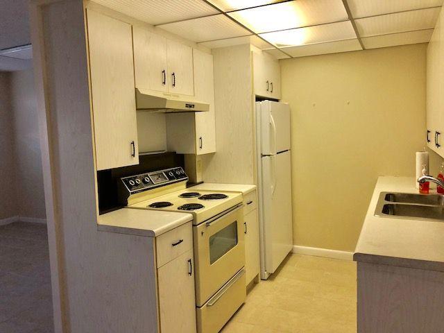 1090 Cornwall East, Unit 1090 Boca Raton, FL 33434 - Photo 3 of 22 Kitchen