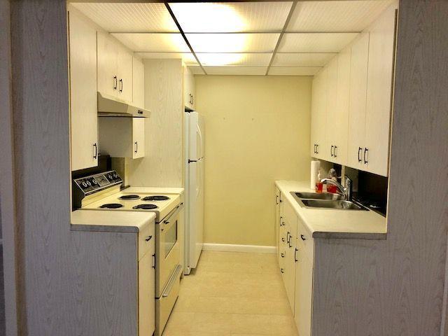 1090 Cornwall East, Unit 1090 Boca Raton, FL 33434 - Photo 4 of 22 Kitchen