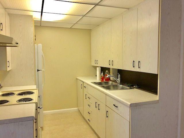 1090 Cornwall East, Unit 1090 Boca Raton, FL 33434 - Photo 5 of 22 Kitchen