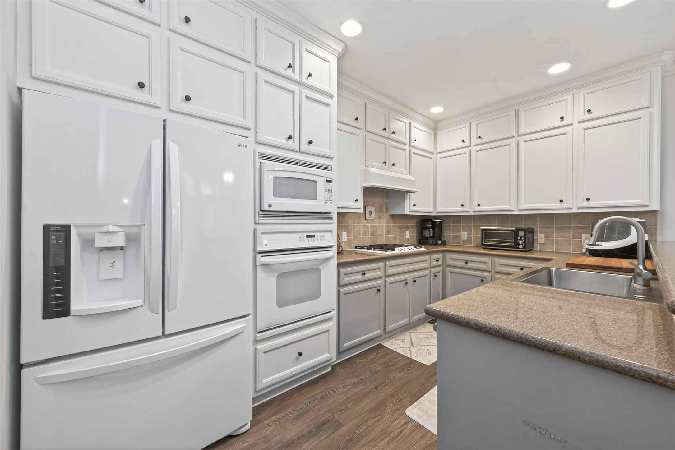 5011 Inker Street Houston, TX 77007 - Photo 7 of 23 Beautiful kitchen with two-toned cabinets, gas cooktop and new Stainless kitchen sink.