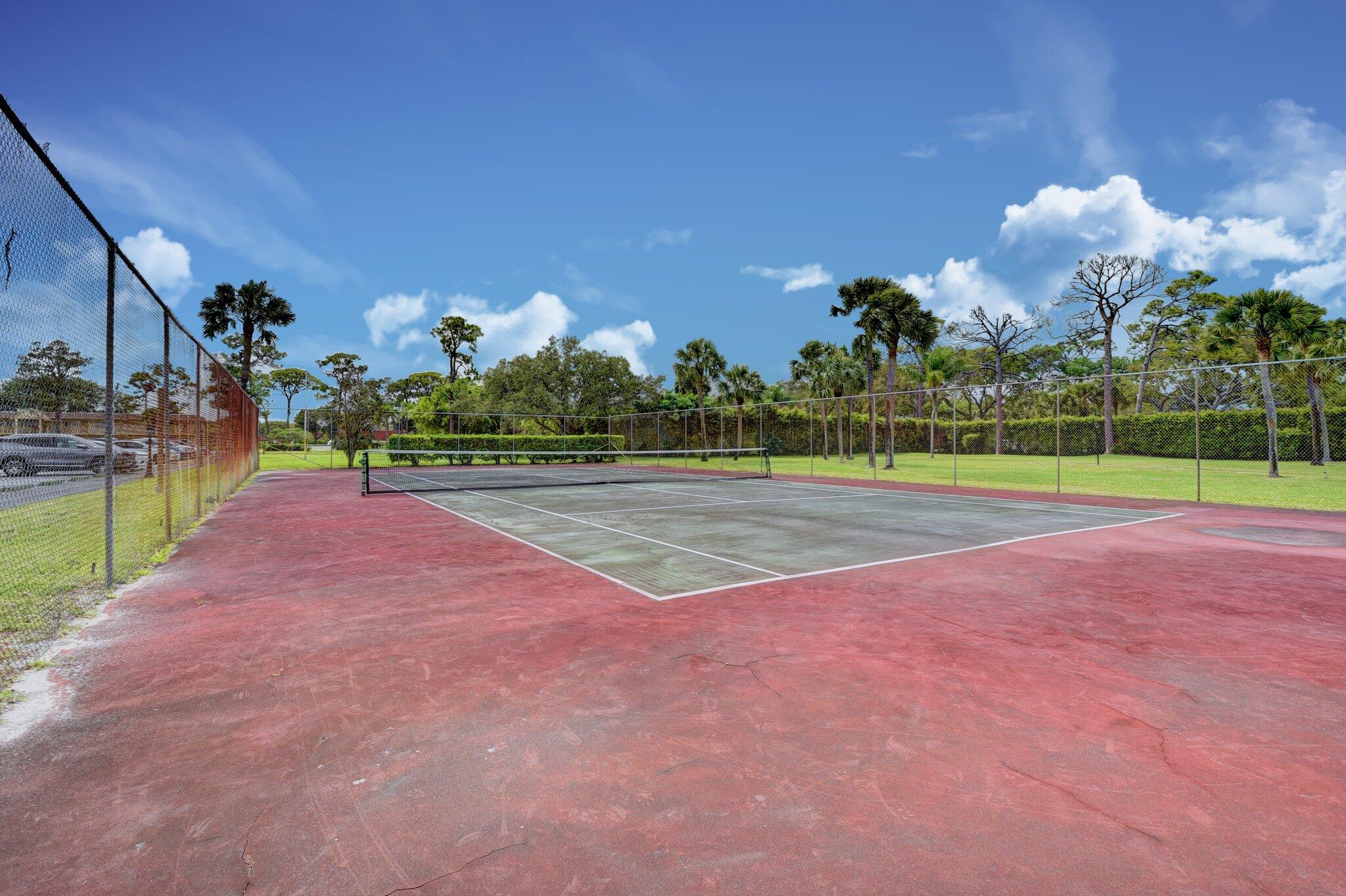 1700 Dover Road, Unit 204A Delray Beach, FL 33445 - Photo 31 of 33 a view of a basket ball ground