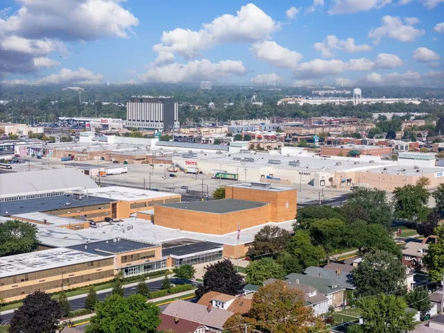 $3,700 | 2508 Kenilworth Avenue, Berwyn, IL 60402