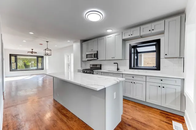 $3,700 | 2508 Kenilworth Avenue, Berwyn, IL 60402