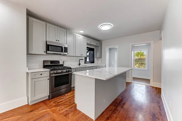 $3,700 | 2508 Kenilworth Avenue, Berwyn, IL 60402