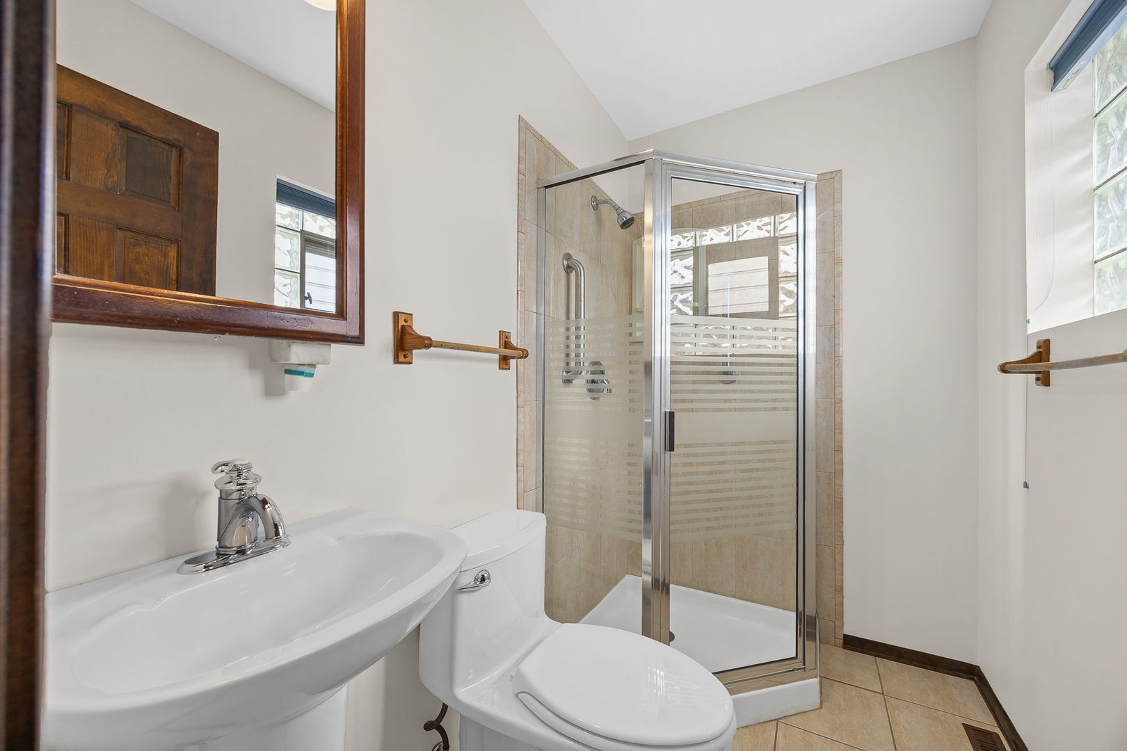 494 Flint Trail Carol Stream, IL 60188 - Photo 11 of 37 a bathroom with a sink toilet and shower