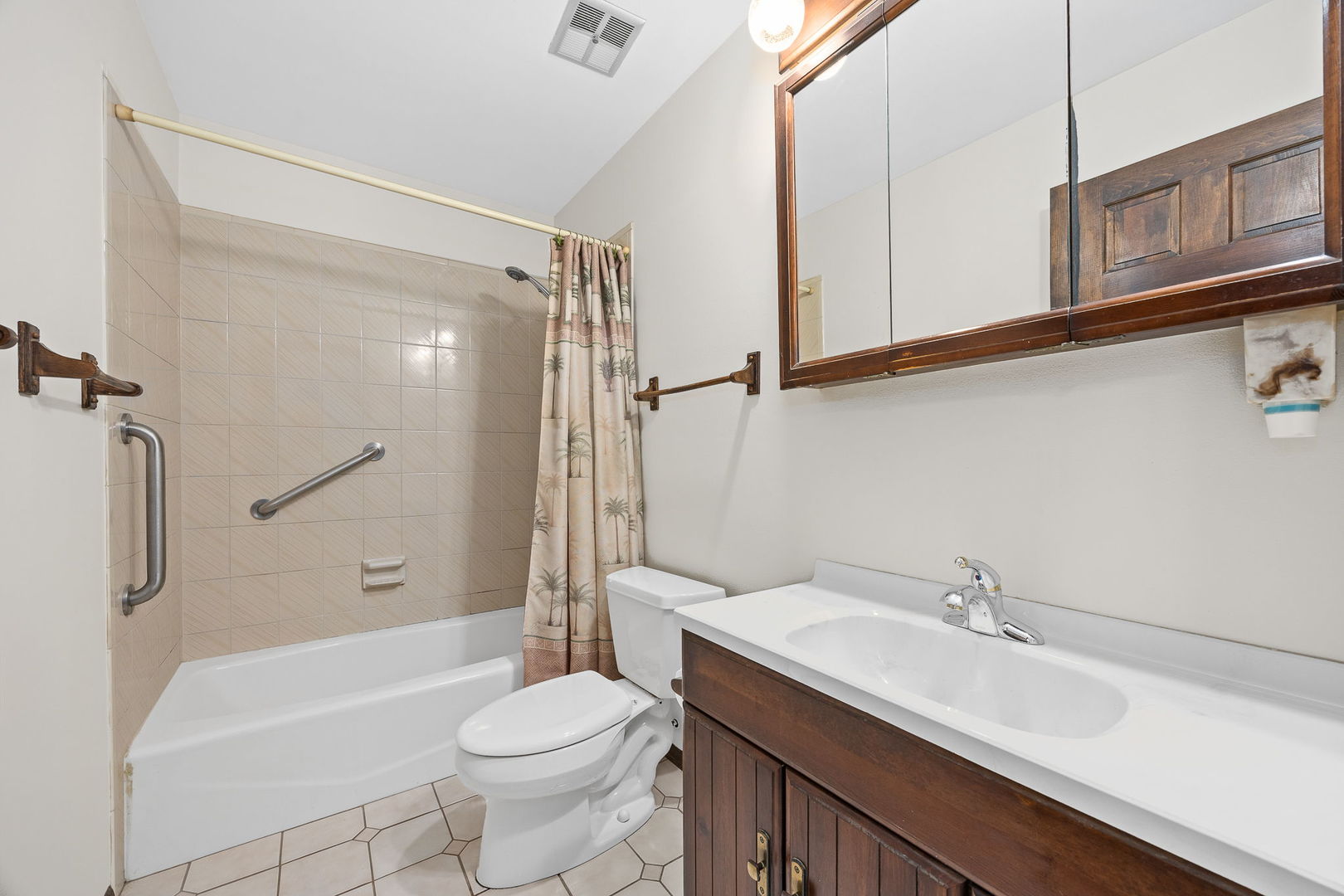 494 Flint Trail Carol Stream, IL 60188 - Photo 12 of 37 a bathroom with a sink a toilet and a bathtub