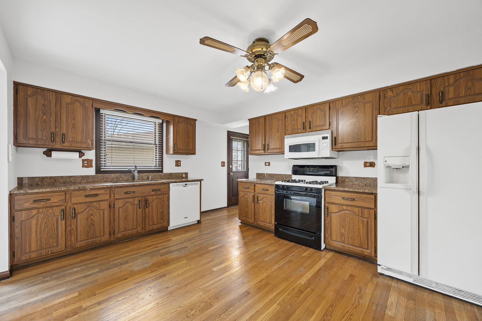 494 Flint Trail Carol Stream, IL 60188 - Photo 15 of 37 a kitchen with granite countertop stainless steel appliances cabinets a sink and a center island