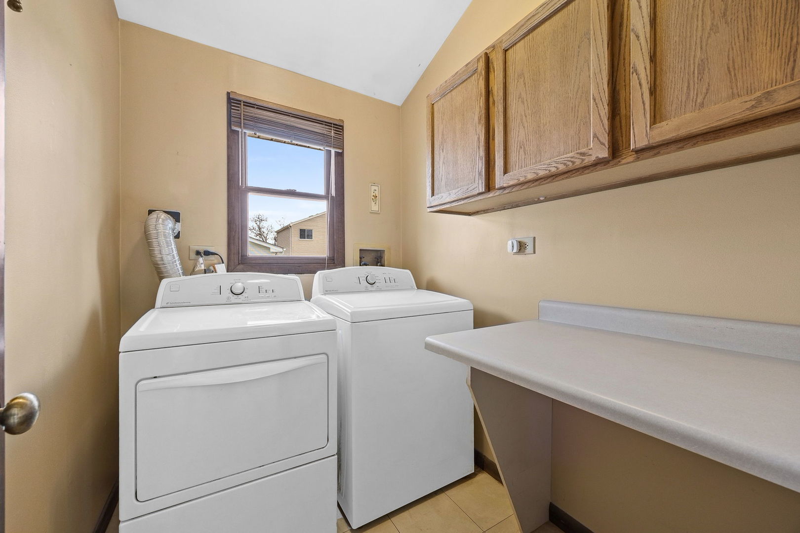 494 Flint Trail Carol Stream, IL 60188 - Photo 21 of 37 a utility room with dryer and washer