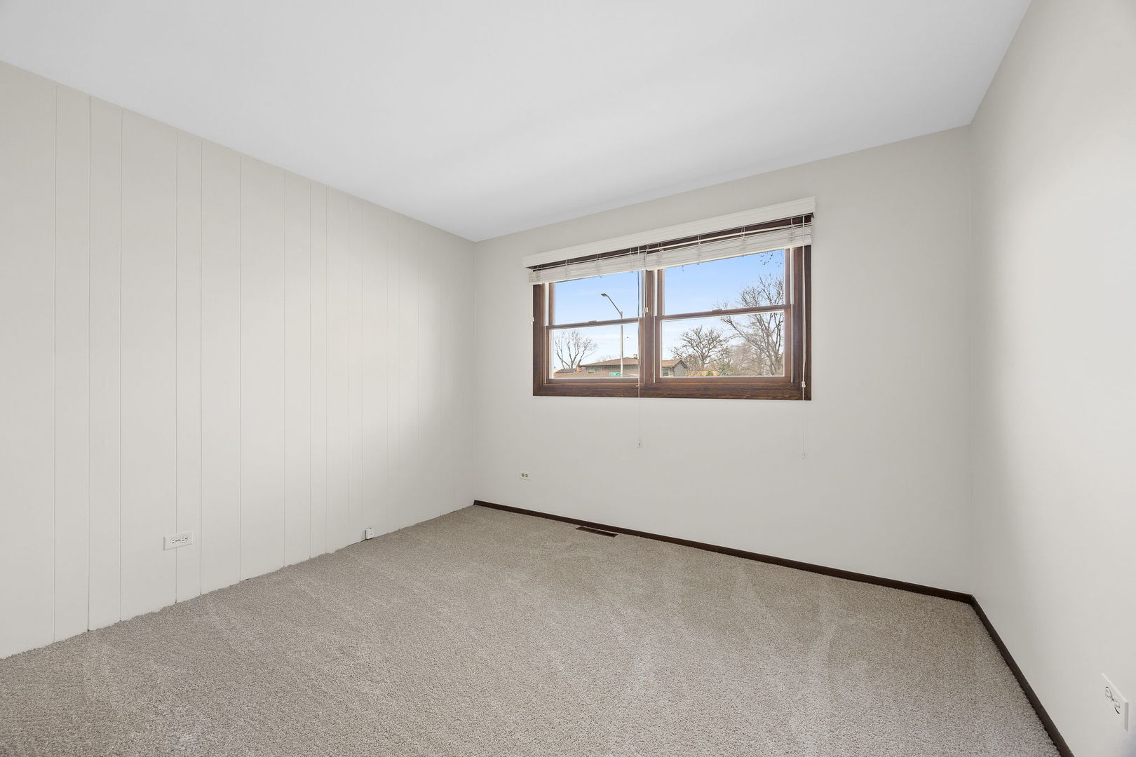 494 Flint Trail Carol Stream, IL 60188 - Photo 8 of 37 an empty room with a window