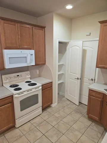 $1,400 | 1629 Summerhill Court, Granbury, TX 76048