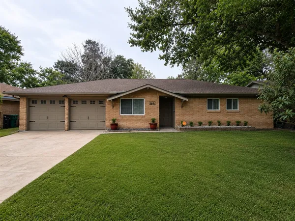 $2,015 | 5846 Ettrick Drive, Houston, TX 77035