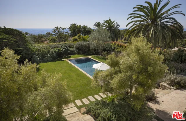 a view of a garden with basketball court