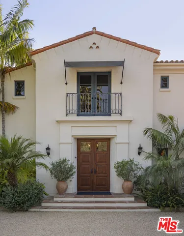 a view of a entryway of the house