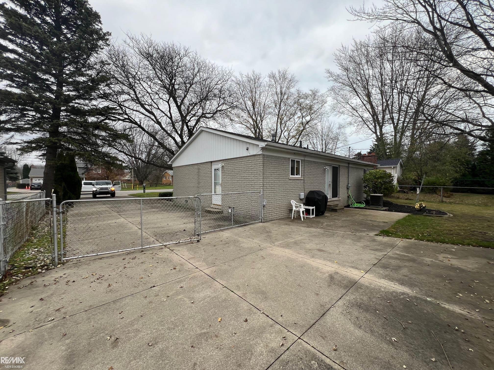 28790 Cotton Road New Baltimore, MI 48047 - Photo 8 of 33 Exterior Parking