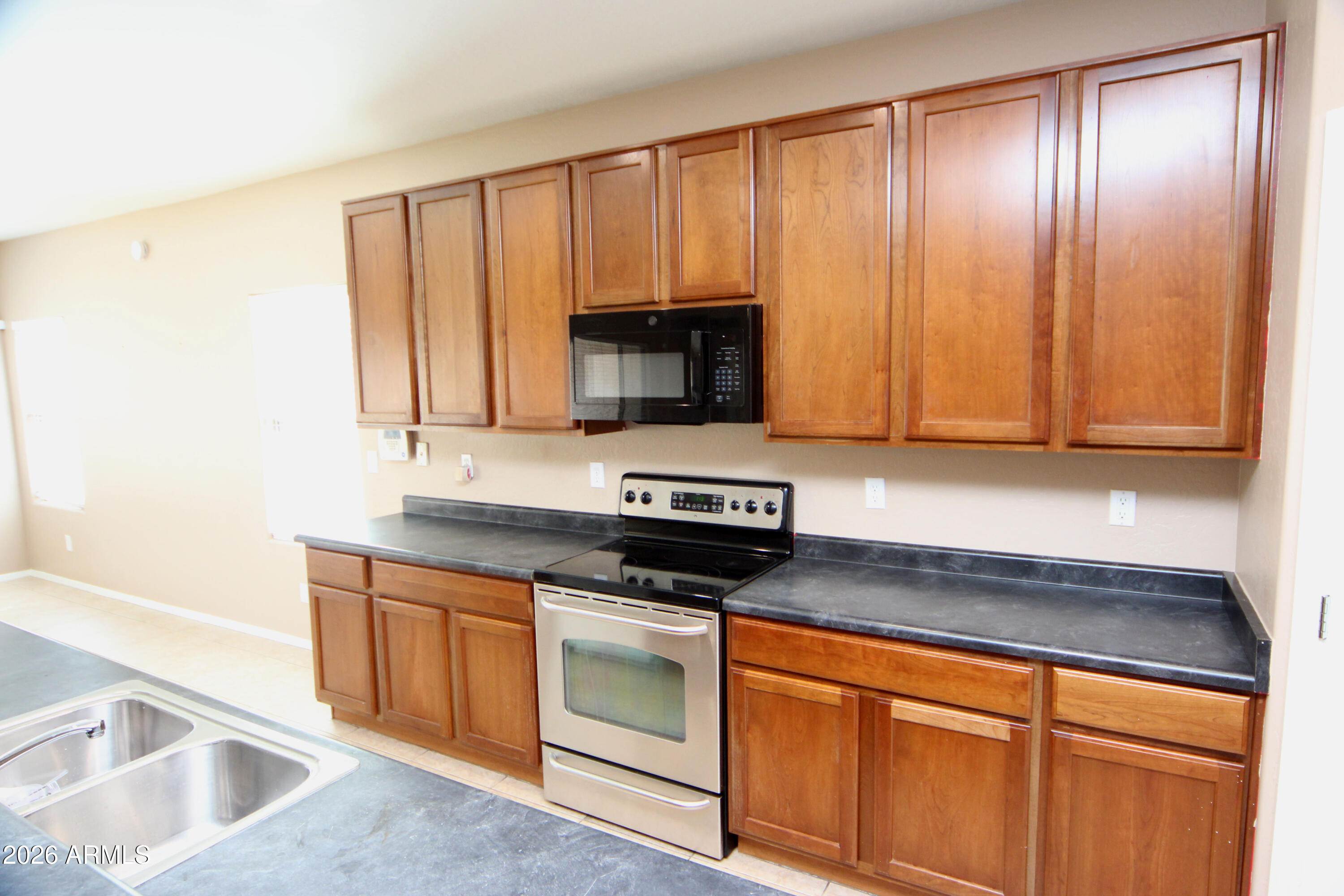 5307 West Beverly Road Laveen, AZ 85339 - Photo 6 of 30 IMG_2189 KITCHEN MICRO