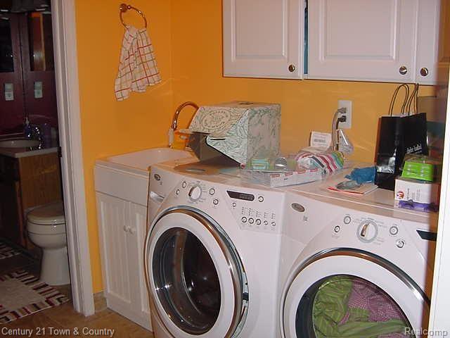 2185 Warrington Road Rochester, MI 48307 - Photo 11 of 16 First floor laundry
