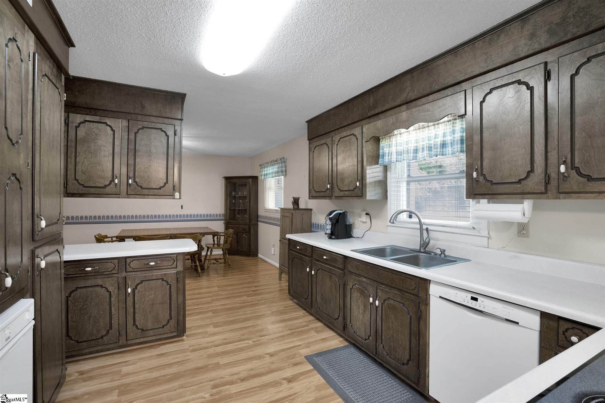 214 Lawrence Bridge Road Seneca, SC 29672 - Photo 4 of 29 Gallery Image 4