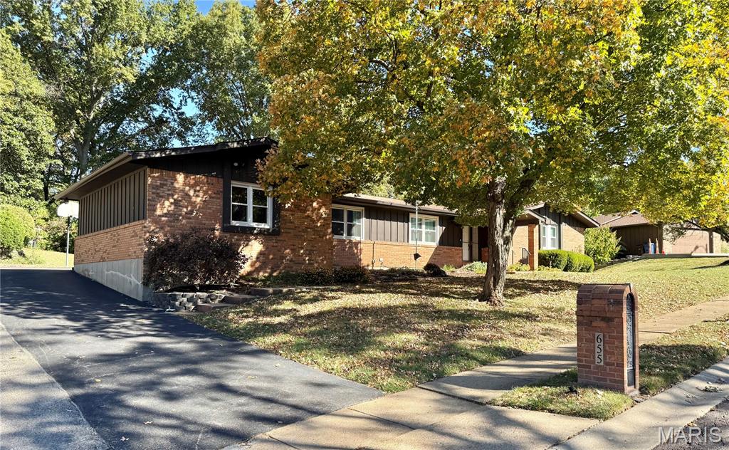 655 Hunters Ridge Drive Ferguson, MO 63135 - Photo 1 of 46