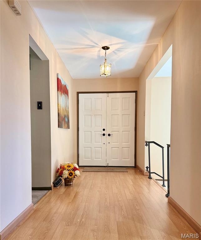 655 Hunters Ridge Drive Ferguson, MO 63135 - Photo 2 of 46