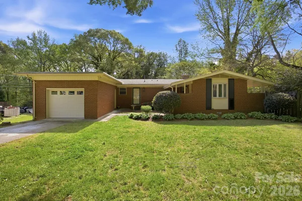 a view of a house with backyard and garden