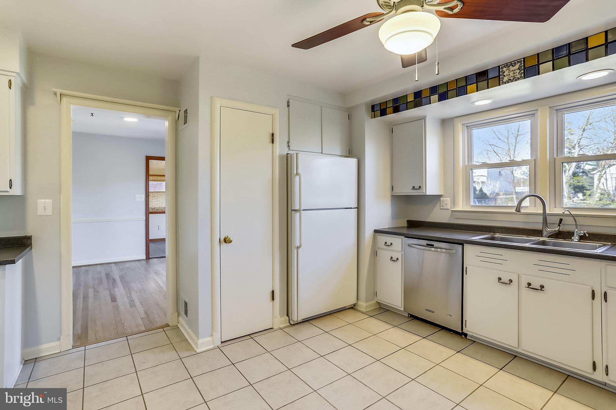 808 Winhall Way Silver Spring, MD 20904 - Photo 15 of 58 Table space Kitchen
