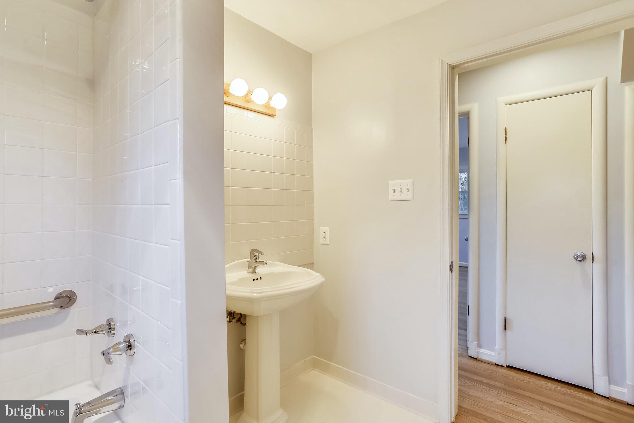808 Winhall Way Silver Spring, MD 20904 - Photo 25 of 58 First floor Full bath