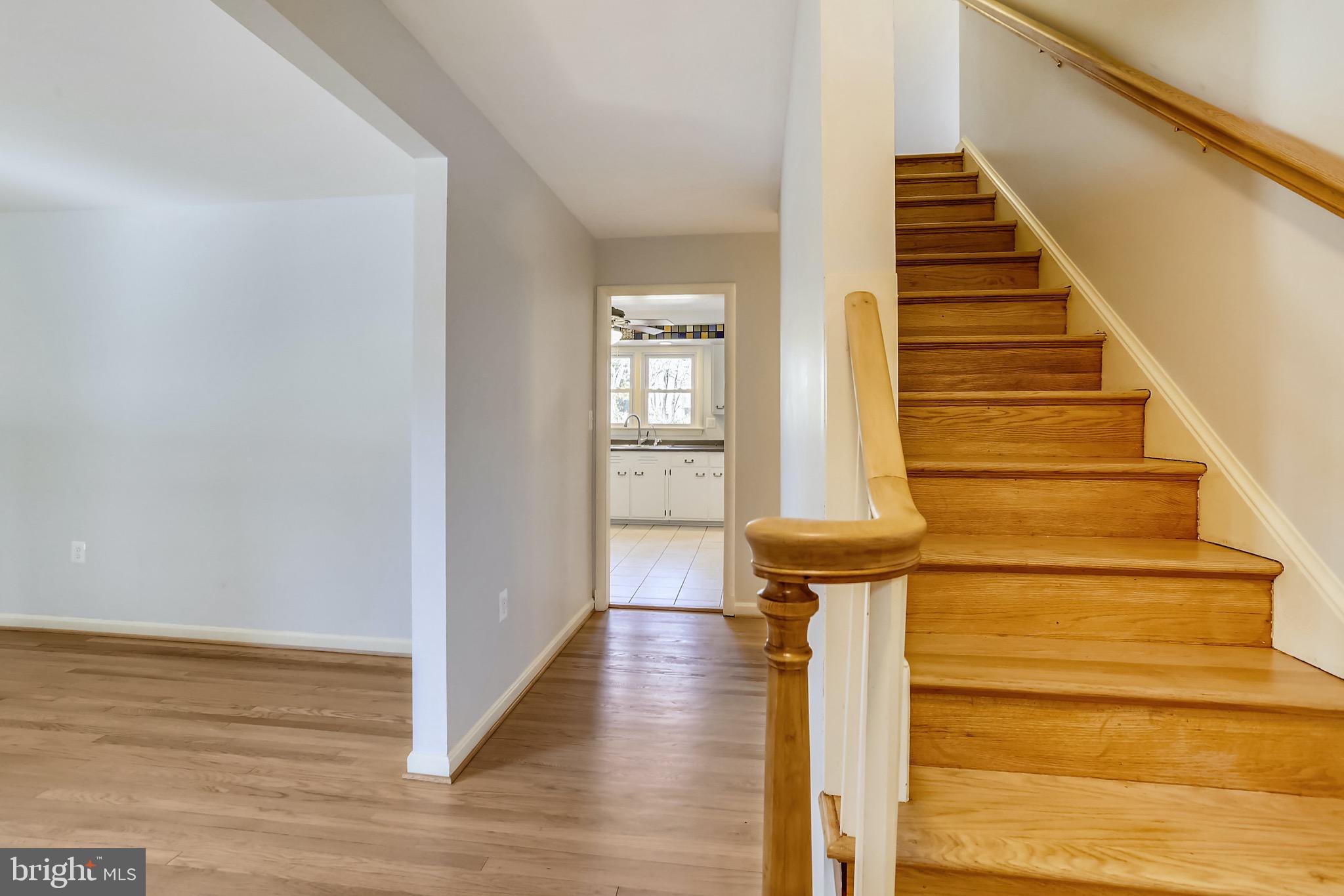 808 Winhall Way Silver Spring, MD 20904 - Photo 4 of 58 Foyer entrance