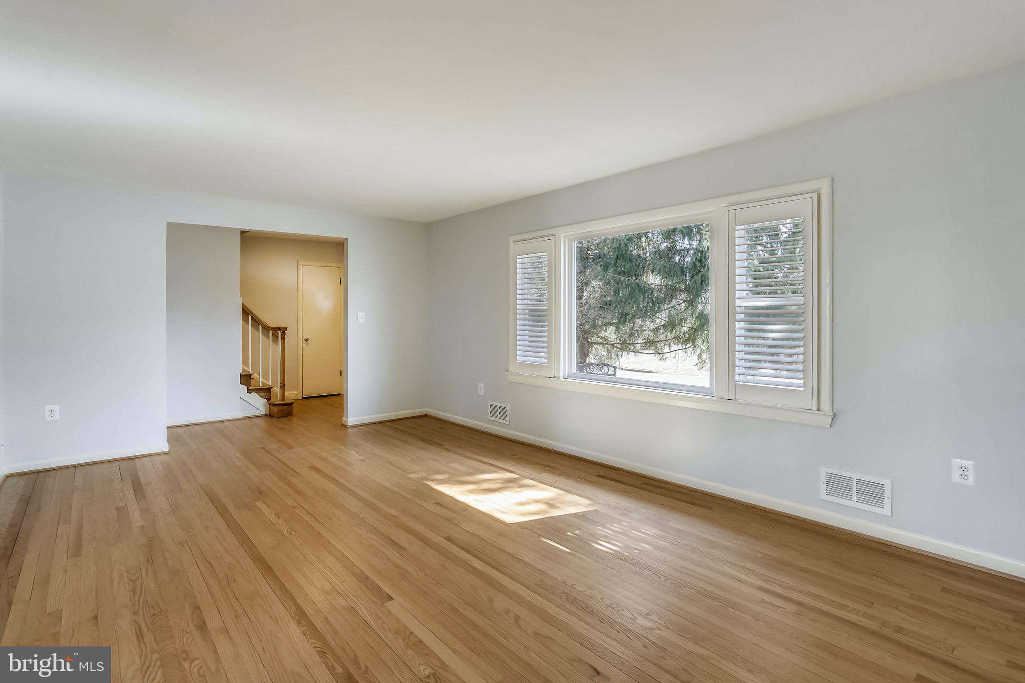 808 Winhall Way Silver Spring, MD 20904 - Photo 6 of 58 Large Living room