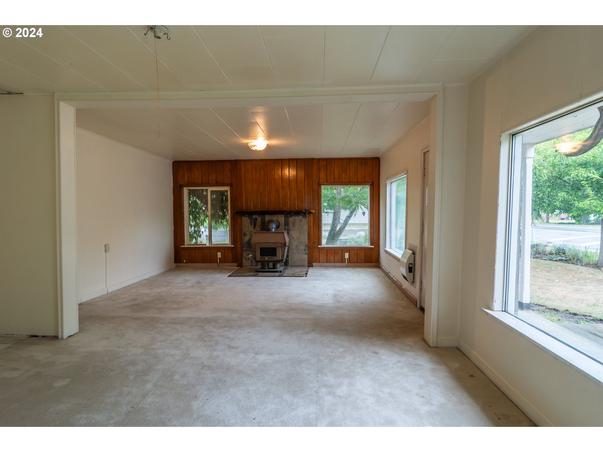 405 South Cedar Street Drain, OR 97435 - Photo 8 of 36 Living Room/Dining Room