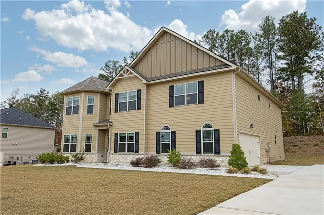 a view of a house with a yard