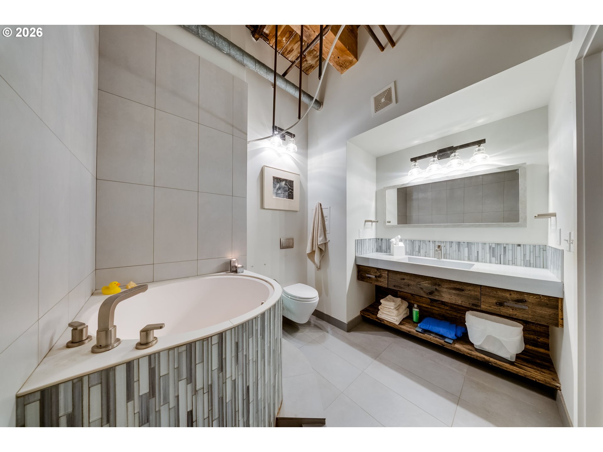 725 Northwest Flanders Street, Unit 204 Portland, OR 97209 - Photo 21 of 28