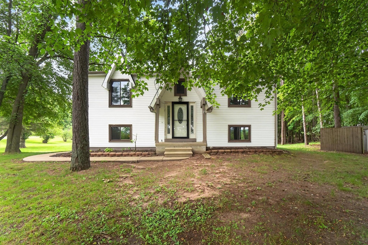 4042 Burns Road Howell, MI 48855 - Photo 2 of 26